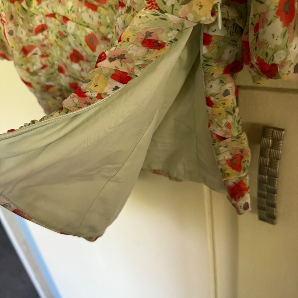 ASTR The Label Floral Tenley Ruched‎ Top Short Puff Sleeves Size Medium - Picture 7 of 12